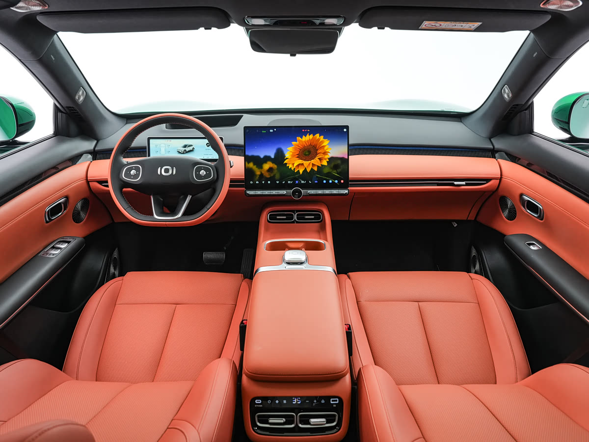 NEVO Q06 interior 1